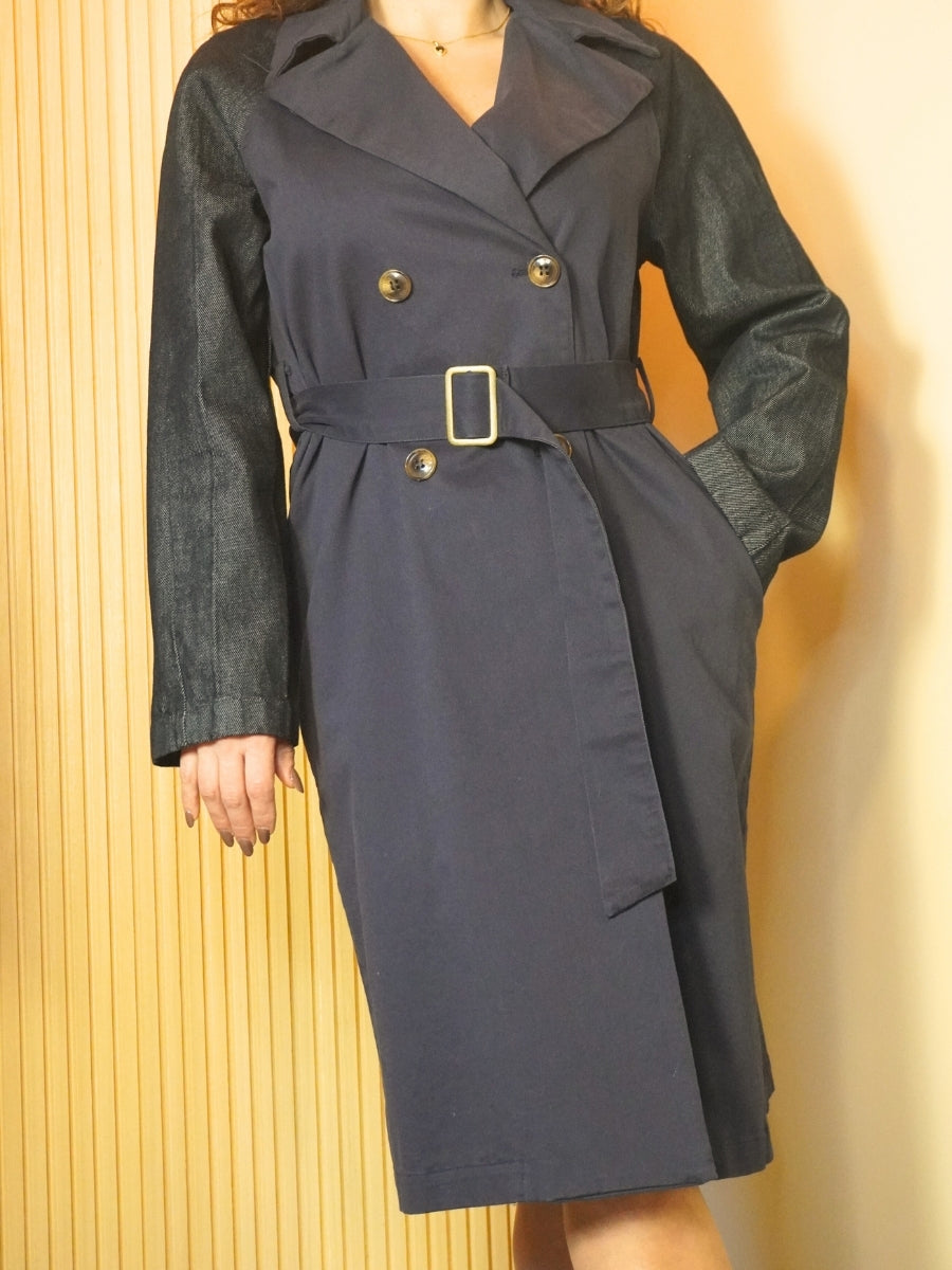 Trench blu con maniche in denim