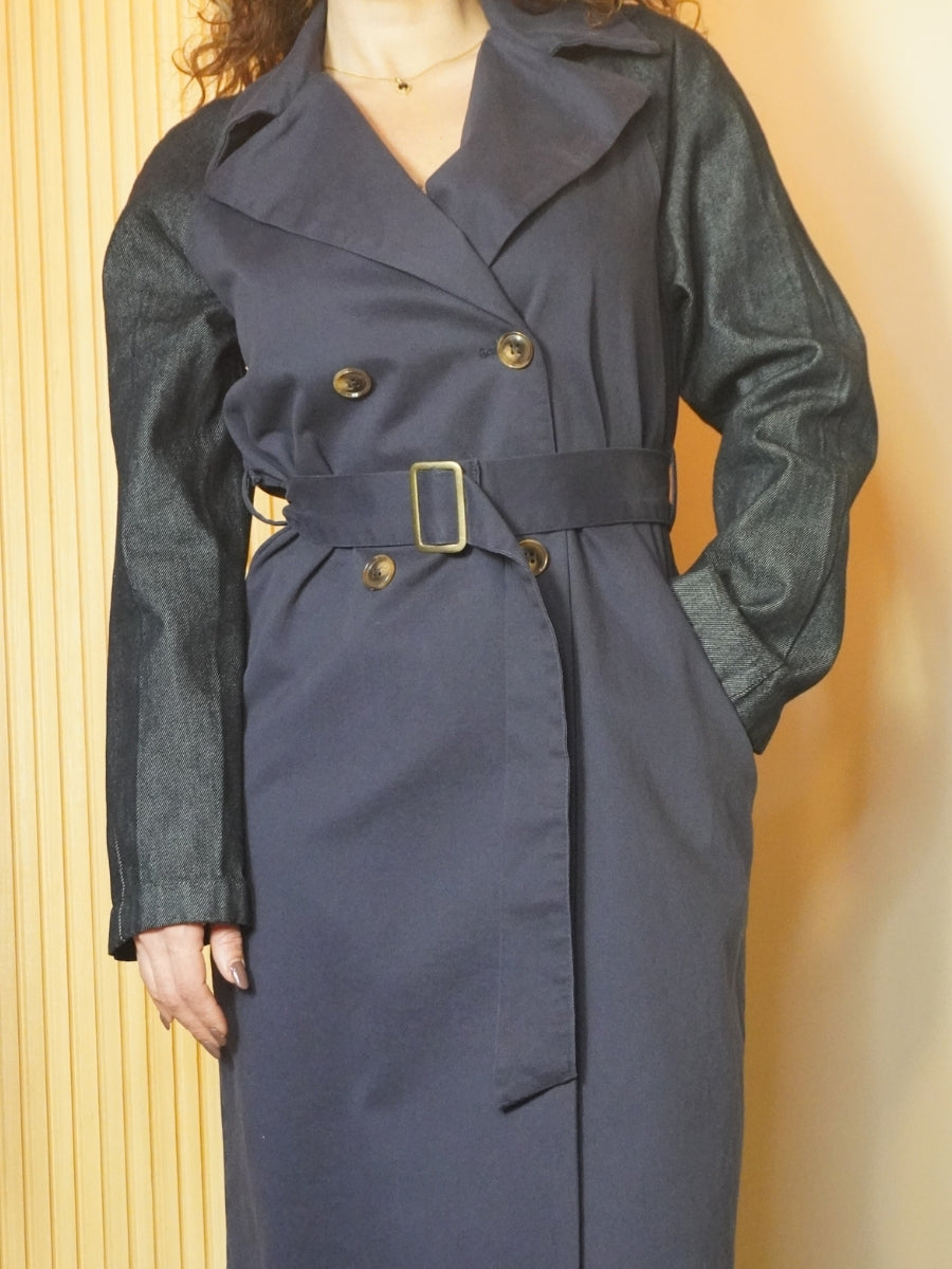 Trench blu con maniche in denim