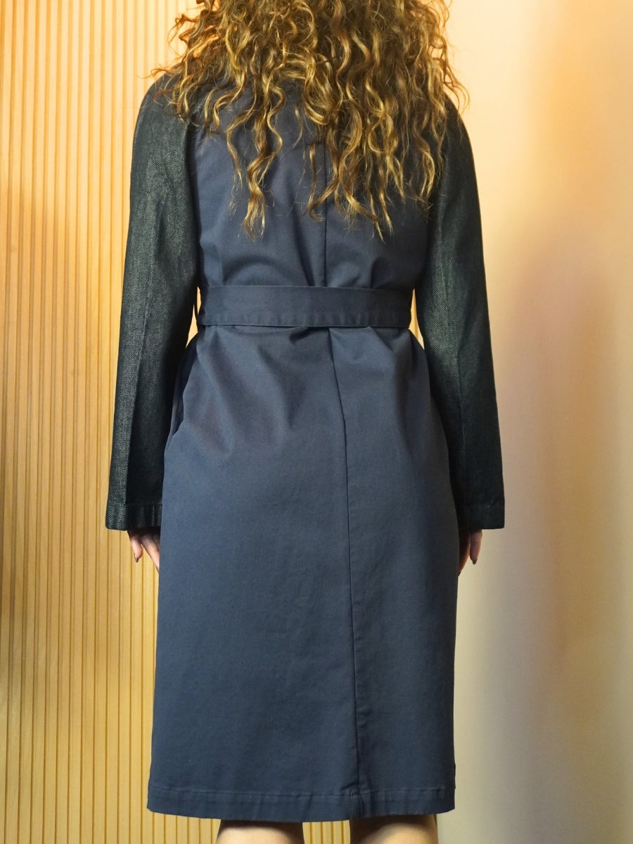 Trench blu con maniche in denim